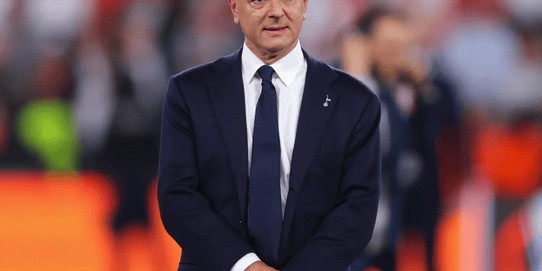 刚夺欧联却遭解雇？热刺换帅引爆争议，列维强硬回应质疑