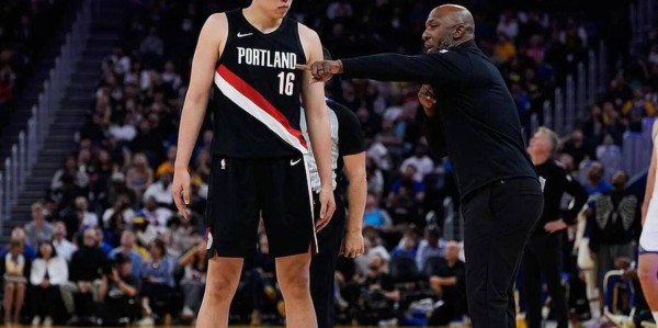 杨瀚森谈对阵库里感受 比卢普斯：他表现并不糟糕