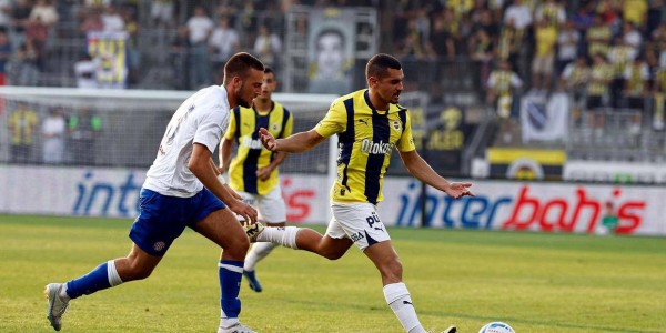 穆里尼奥引发舆论狂潮，25分钟11打10换血零封，裁判两度改变比赛局势