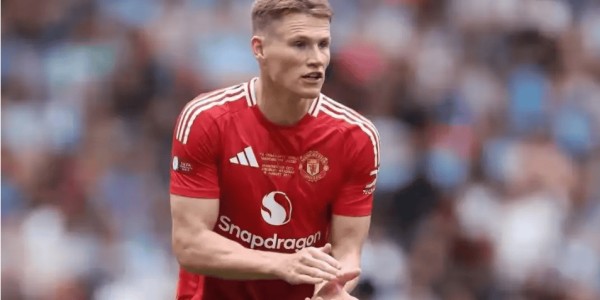 曼联夏窗大动作：套现 2 亿重建，锁定多特中卫补强后防